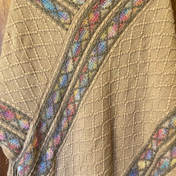 Fringe poncho - Picture 12 of 16